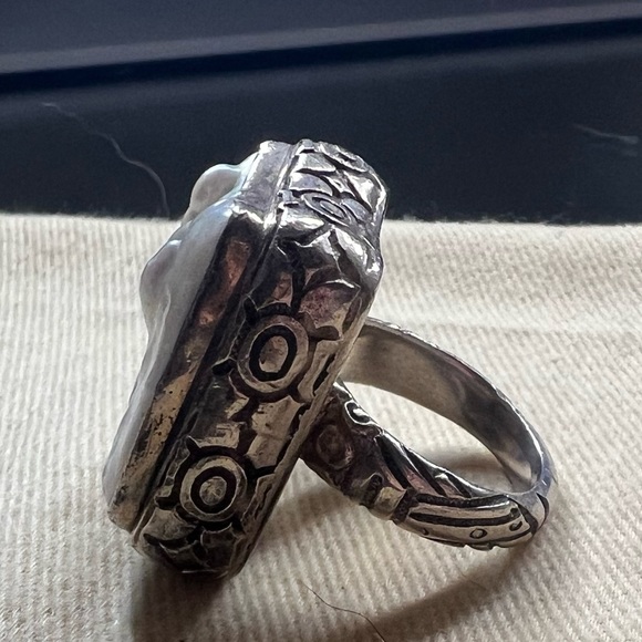 .925. Sterling Silver ring with large Mother of Pearl - Picture 4 of 7